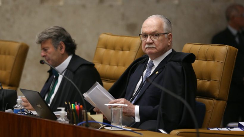 Brasília (DF) 07/06/2023 - O ministro do Supremo Tribunal Federal (STF), Edson Fachin (d) durante julgamento do marco temporal de terras indígenas. O caso põe em lados opostos ruralistas e povos originários, e está parado na Corte desde 2021.
O tema tem relevância porque será com este processo que os ministros vão definir se a tese do marco temporal tem validade ou não. O que for decidido valerá para todos os casos de demarcação de terras indígenas que estejam sendo discutidos na Justiça.
(Foto: José Cruz/Agência Brasil)