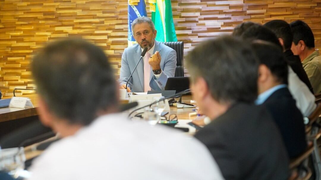 Elmano sanciona medidas para reduzir impacto do tarifaço dos EUA no Ceará