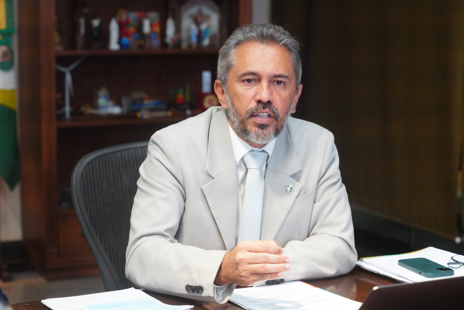 Elmano anuncia medidas para reduzir impacto do tarifaço dos EUA no Ceará