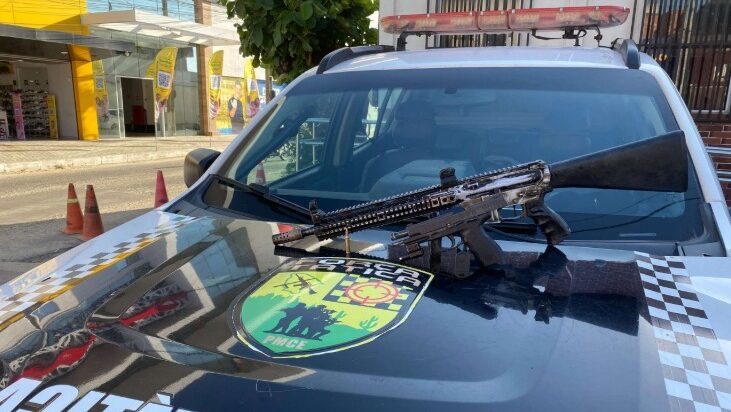 Fuzil e pistola são apreendidos em operação da PMCE em Pacajus