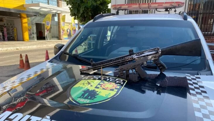 Fuzil e pistola são apreendidos em operação da PMCE em Pacajus