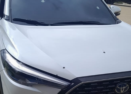 Motorista escapa após carro ser alvejado por tiros no Eusébio
