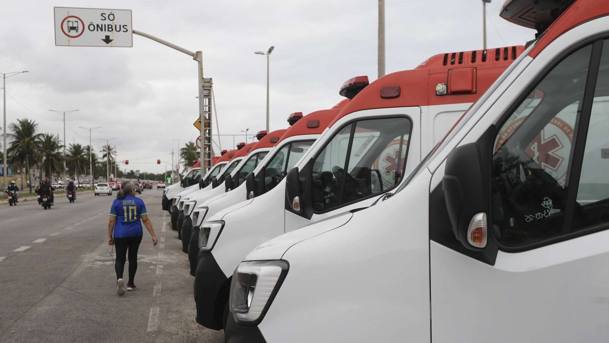 Governo do Ceará entrega 25 novas ambulâncias para o Samu