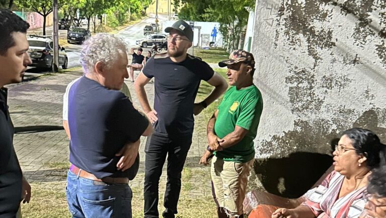 Oscar Rodrigues acompanha famílias após incêndio em Sobral e garante assistência imediata