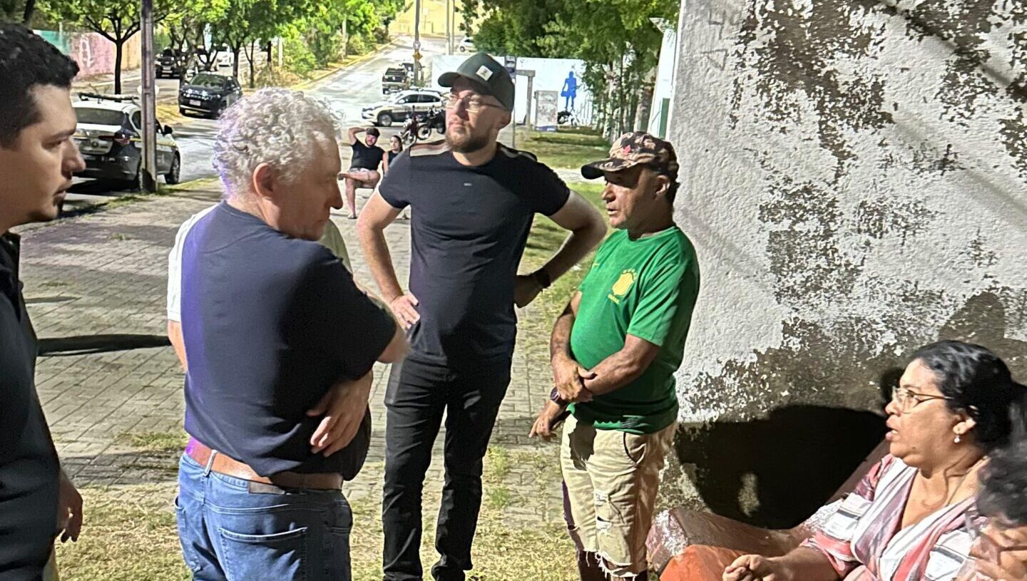 Oscar Rodrigues acompanha famílias após incêndio em Sobral e garante assistência imediata