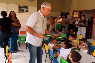 Prefeito de Acopiara almoça com crianças para provar merenda escolar