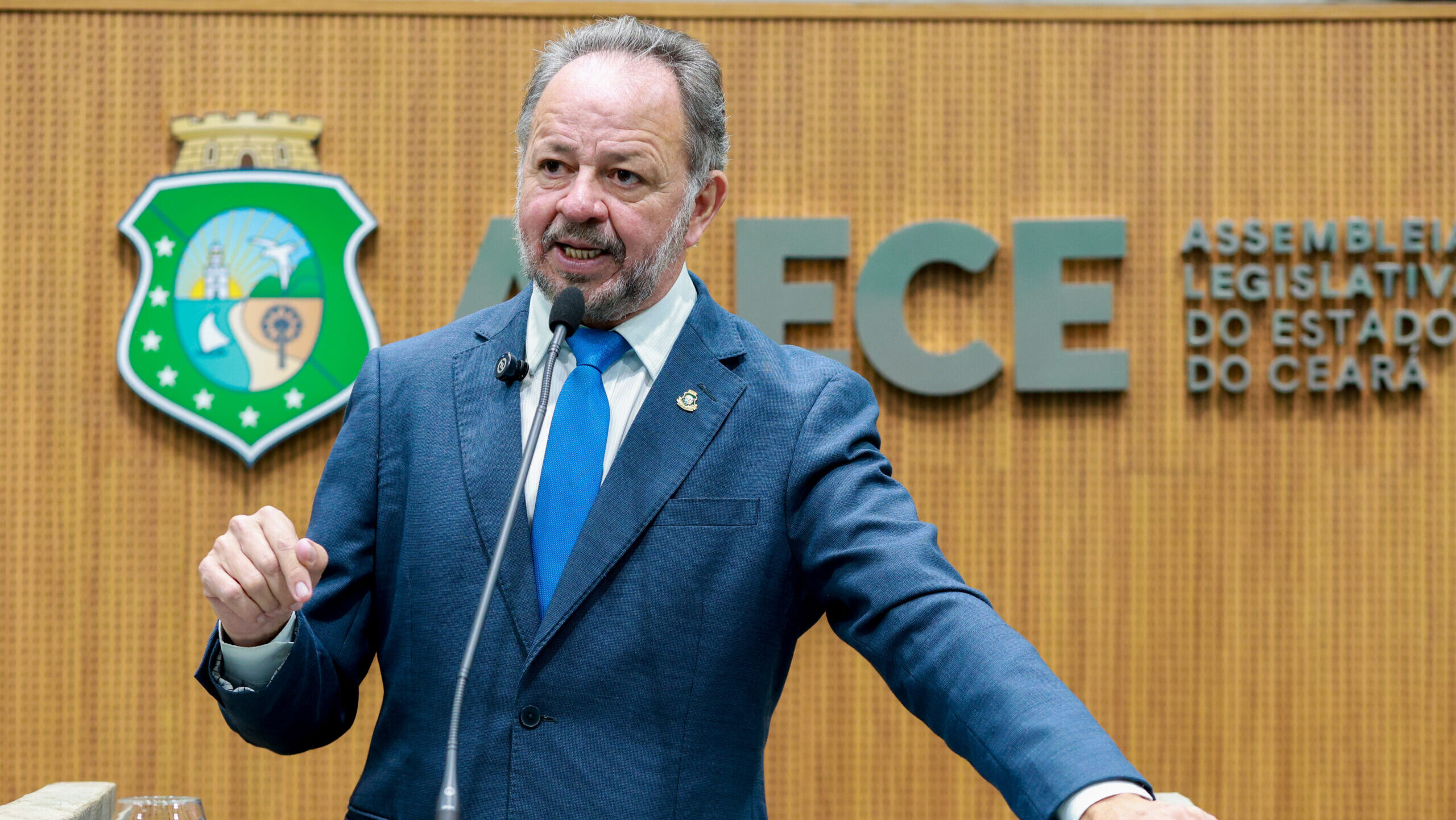 Acrísio defende formação de professores em tecnologias digitais em diálogo com CEE e reitores