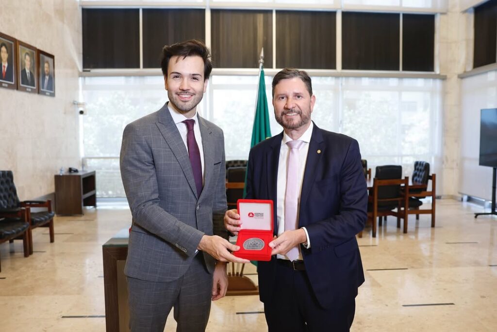 Romeu Aldigueri é homenageado com Medalha do Mérito Legislativo em MG