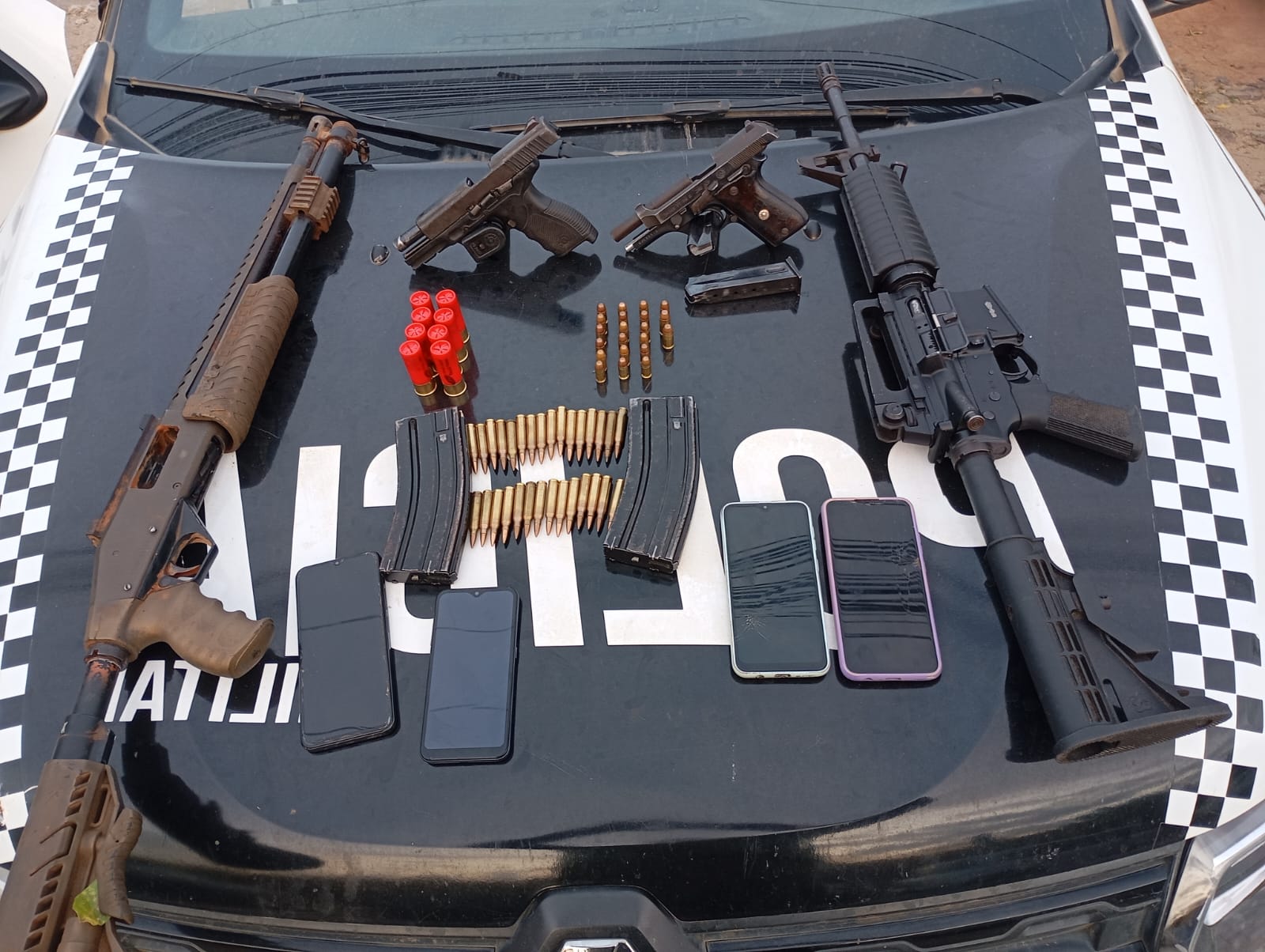 Operação policial em Baturité apreende arsenal e prende criminoso após confronto