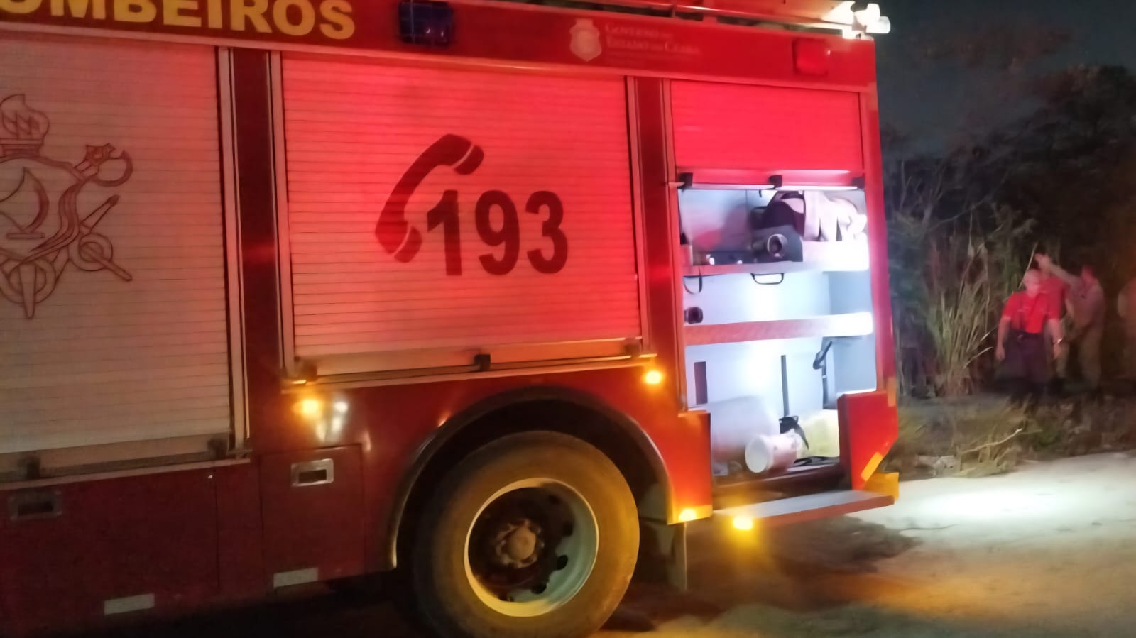 Incêndio atinge terreno no Cidade Jardim e fumaça invade unidade de saúde