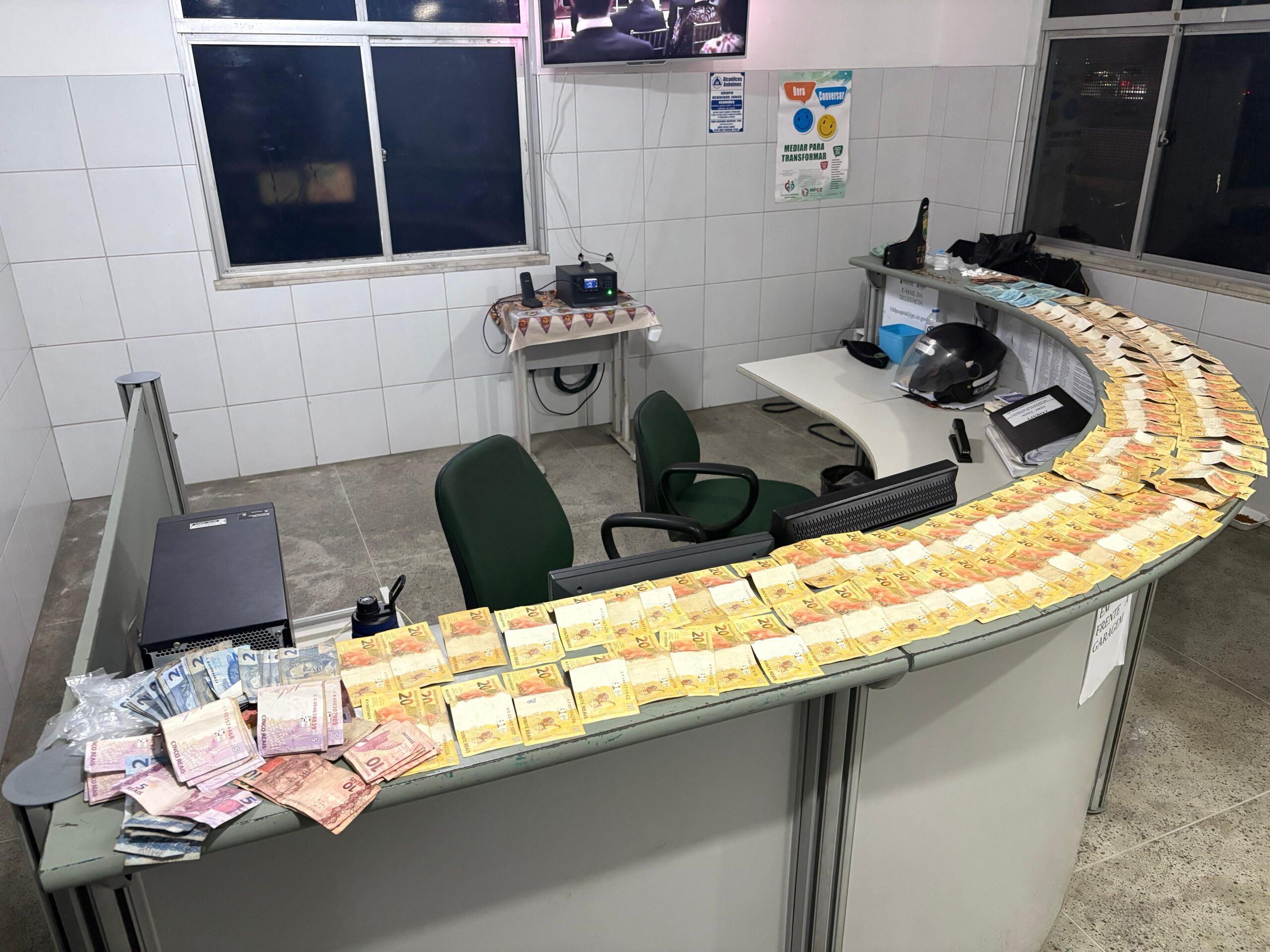 Polícia prende homem com drogas e mais de R$ 2,6 mil em Fortaleza