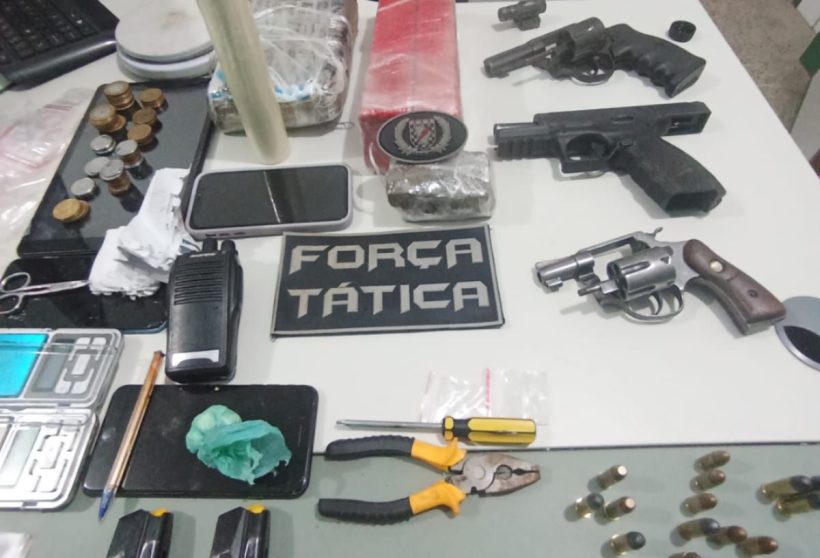 PMCE prende suspeito e apreende armas, drogas e munições em Fortaleza