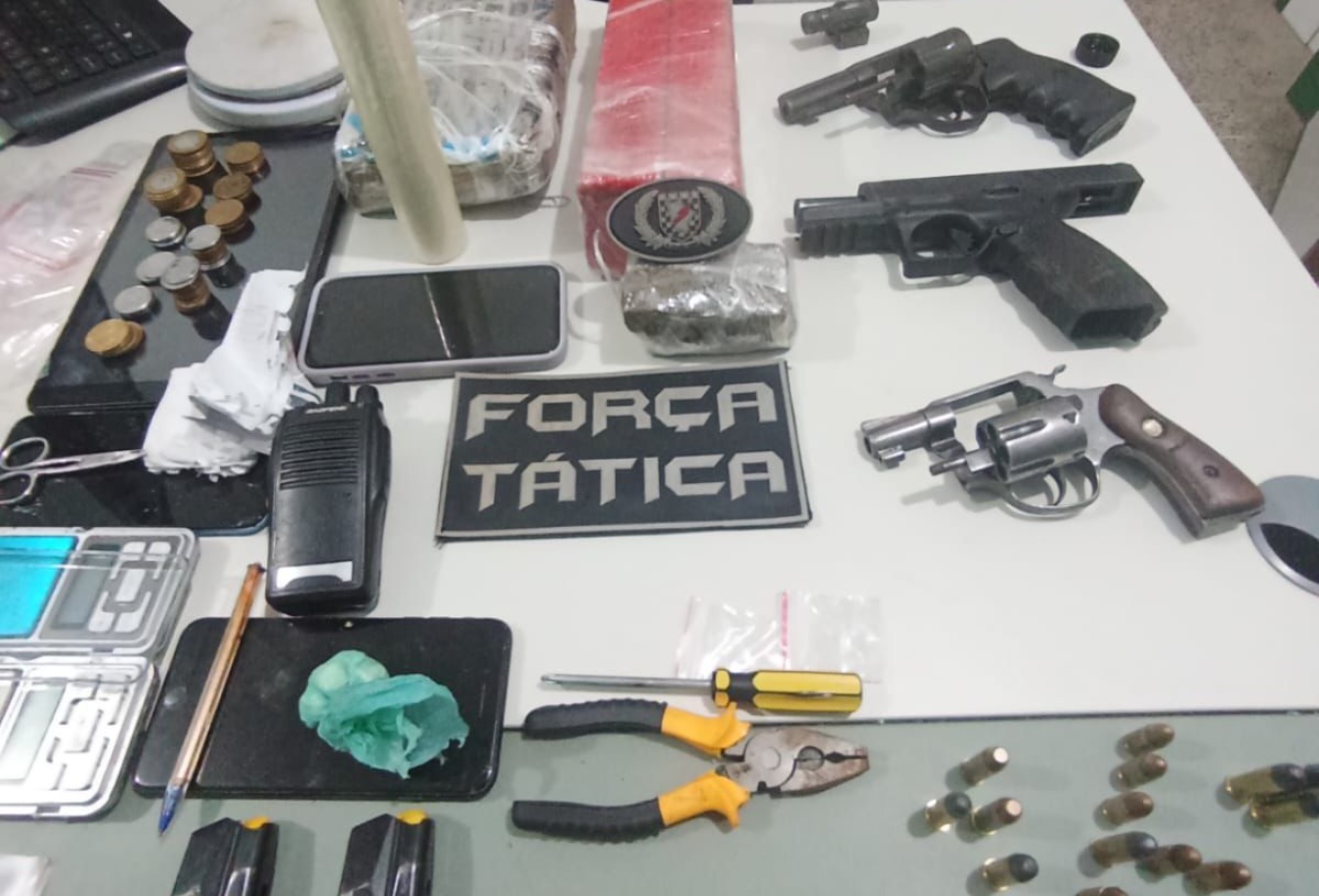 PMCE prende suspeito e apreende armas, drogas e munições em Fortaleza
