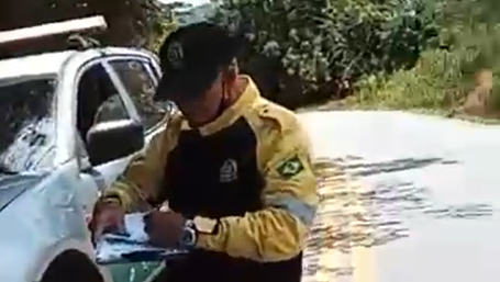 Agente do Detran discute com homem após ser acusado de fazer ultrapassagem perigosa em Baturité