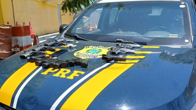 PRF apreende 07 pistolas e 12 carregadores em ônibus na BR-222, em São Gonçalo do Amarante
