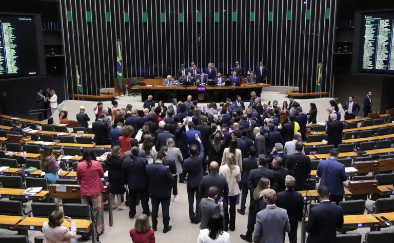 Conheça deputados cearenses que votaram contra e a favor da urgência da PEC da Anistia