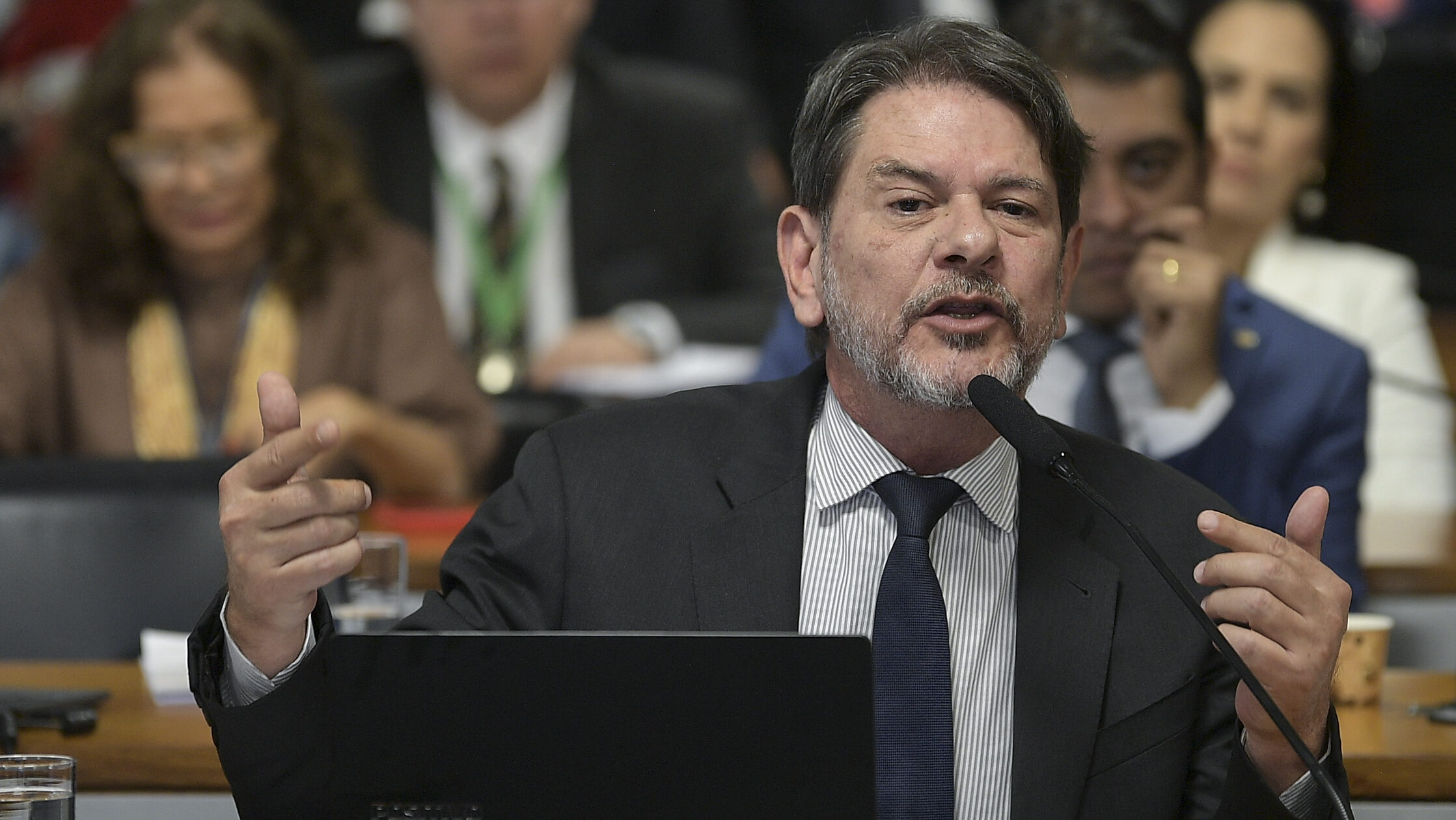 Cid Gomes se isola na CPMI para proteger “Careca do INSS”
