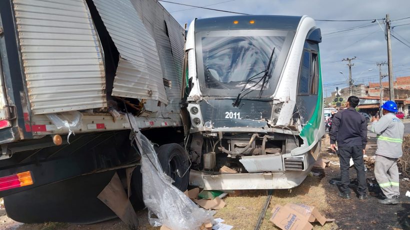 Colisão entre VLT e caminhão bloqueia trânsito em Fortaleza