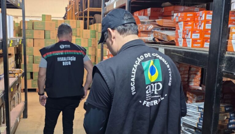 Decon e ANP apreendem quase 200 litros de óleo de lubrificante falsificados em Aquiraz