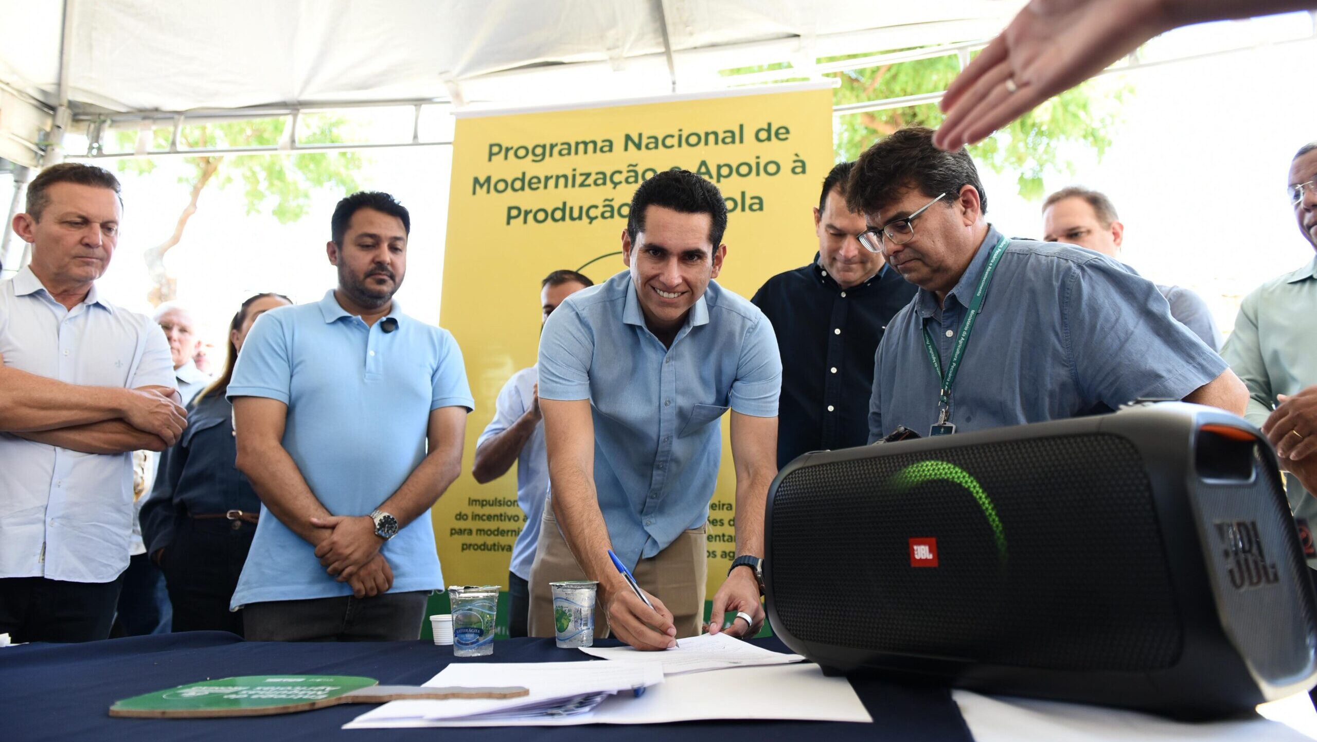 Domingos Neto participa de entrega de maquinários agrícolas para municípios cearenses