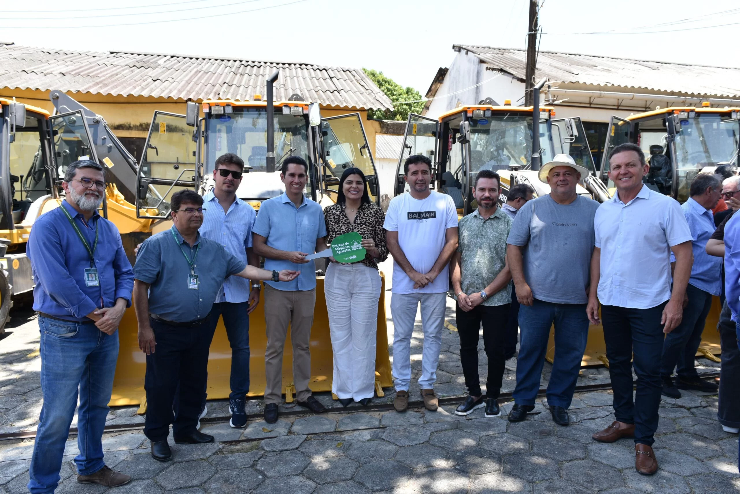 Domingos Neto participa de entrega de maquinários agrícolas para municípios cearenses