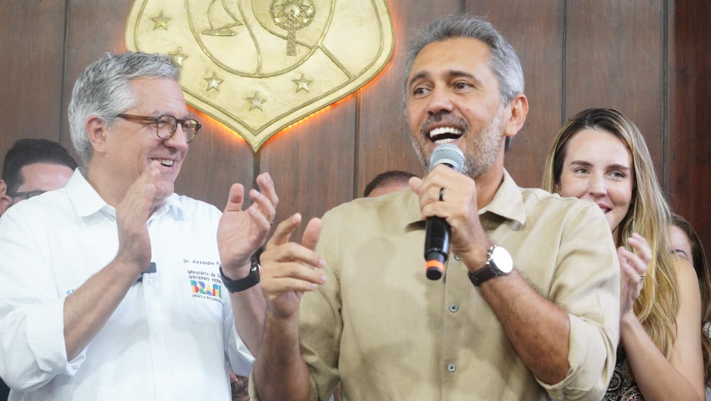 Governador Elmano entrega 23 novas unidades odontológicas móveis e 17 ambulâncias do Samu