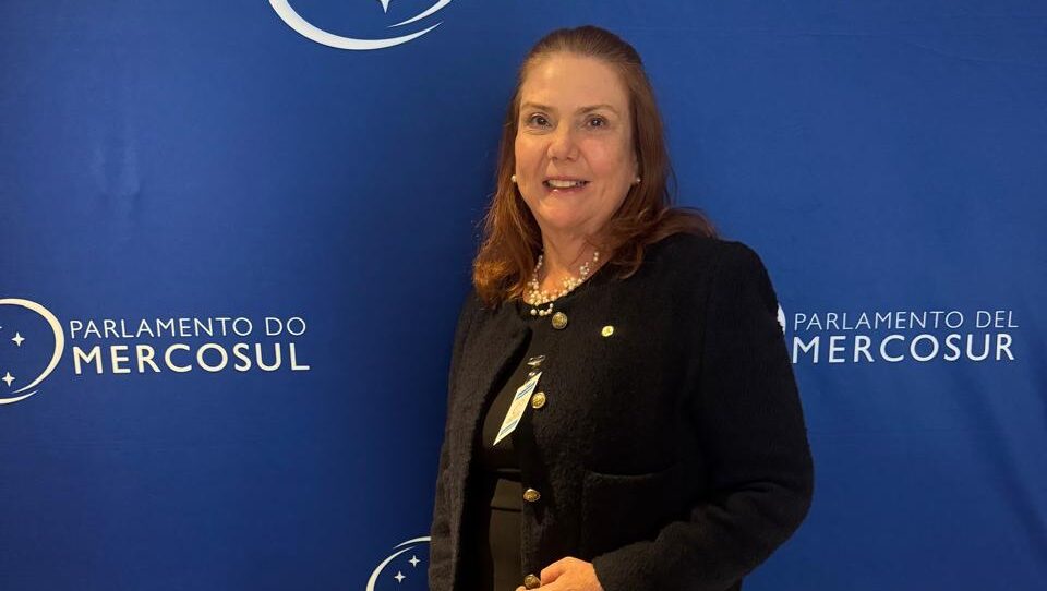 Deputada Fernanda Pessoa é empossada como parlamentar do Parlasul, no Uruguai
