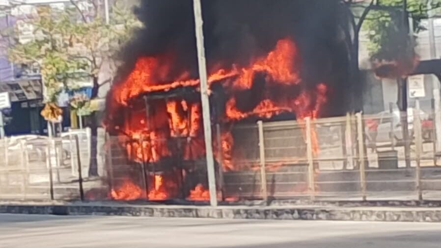 Topic pega fogo em corredor exclusivo na Bezerra de Menezes