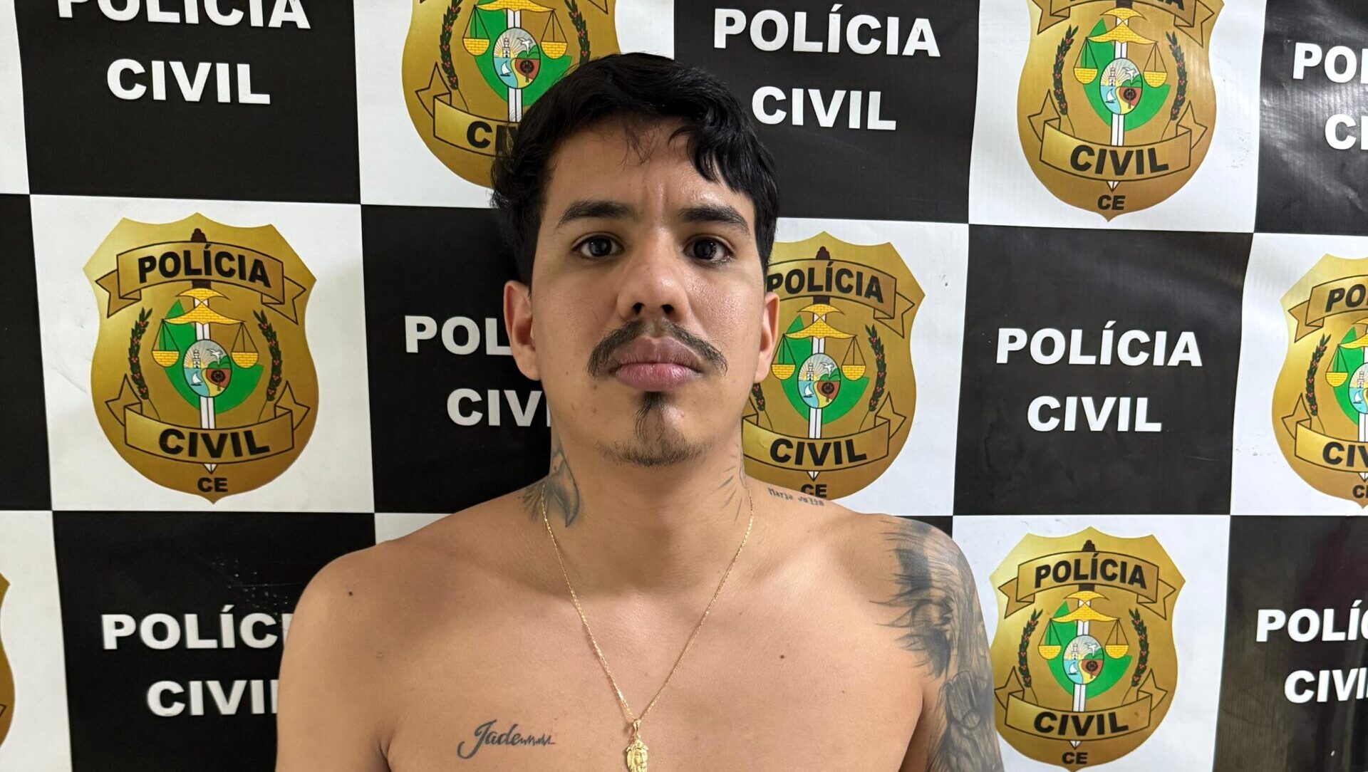 Suspeito de gerir armas e treinar membros da GDE é preso em flat na Beira-Mar
