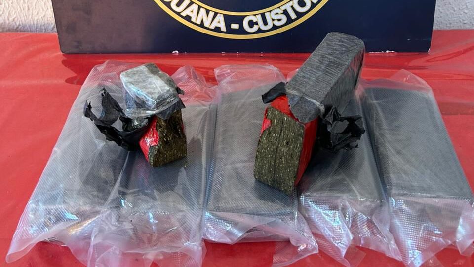 Receita Federal intercepta 4,2 kg de skunk escondidos em carga na Grande Fortaleza