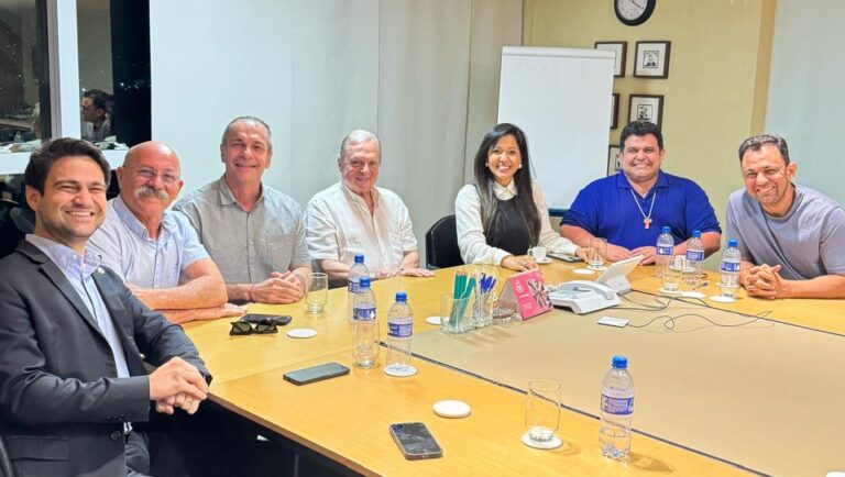 Tasso Jereissati se reúne com vereadores da oposição para discutir eleições de 2026