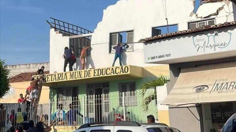 Teto da Secretaria de Educação de Chaval desaba e deixa feridos