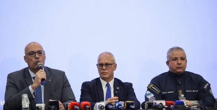 Governo do Rio estima 121 mortes; moradores retiram corpos da mata