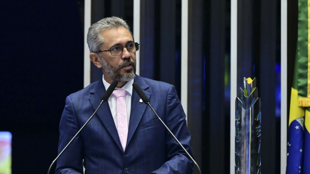 Governador do Ceará recebe comenda do Senado Federal pela alfabetização de crianças