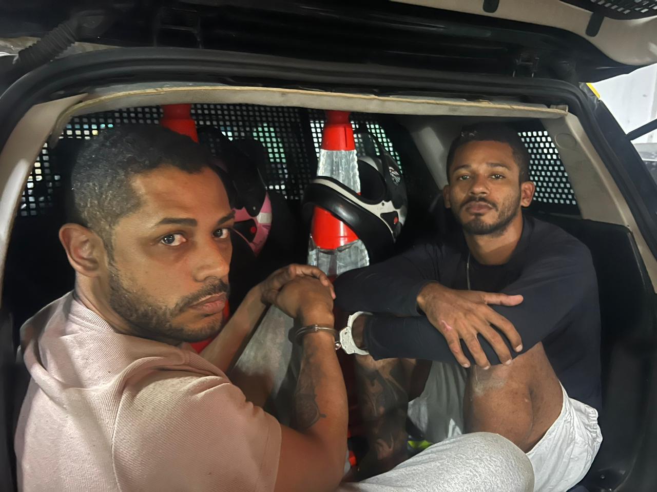 Dupla rouba veículo importado em supermercado e é presa após perseguição policial
