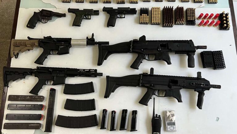 Polícia Civil localiza esconderijo de grupo criminoso com fuzis e pistolas em Itapipoca