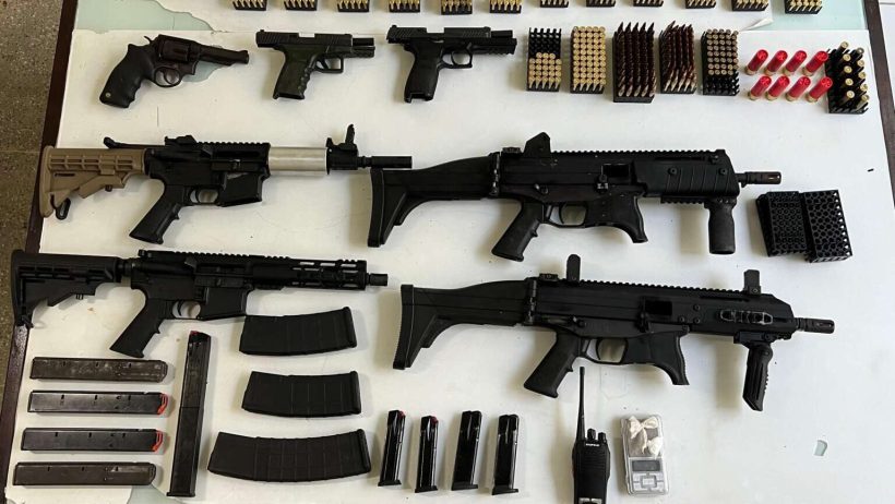 Polícia Civil localiza esconderijo de grupo criminoso com fuzis e pistolas em Itapipoca