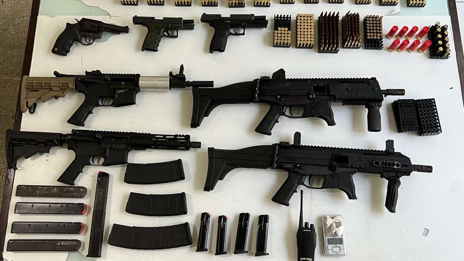 Polícia Civil localiza esconderijo de grupo criminoso com fuzis e pistolas em Itapipoca