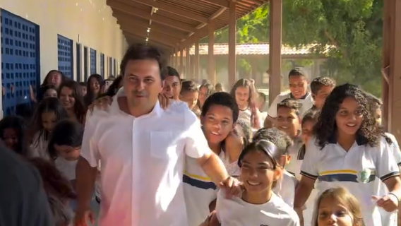 Bruno Gonçalves visita escola e é recebido por dezenas de estudantes em Aquiraz