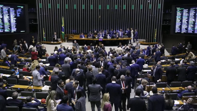 Câmara dos Deputados aprova pedido da oposição e retira de pauta a MP do IOF