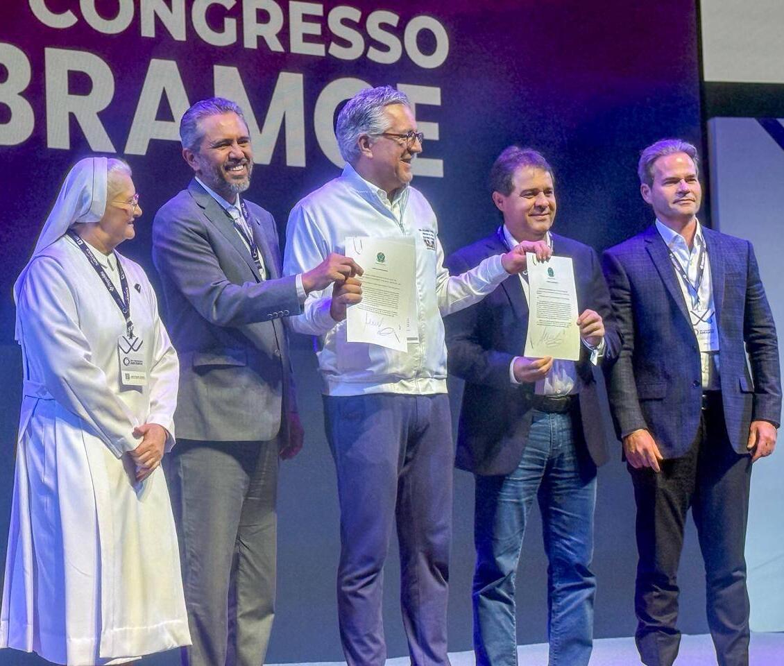 Elmano assina acordo com Ministério da Saúde e setor privado para ampliar atendimento do SUS