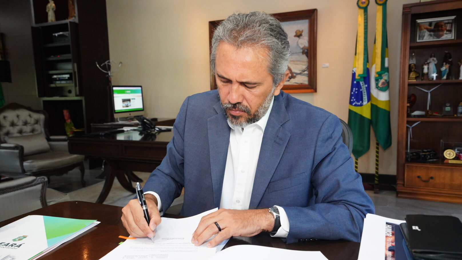 Governador Elmano sanciona lei que autoriza compra de férias de policiais
