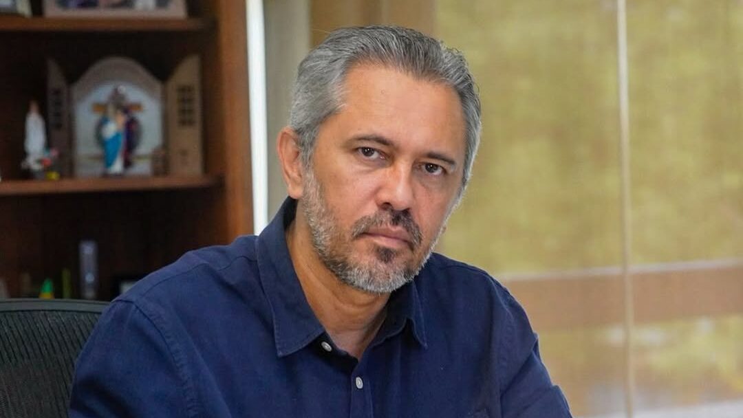 Governador Elmano sanciona lei que concede auxílio financeiro a órfãos da Covid