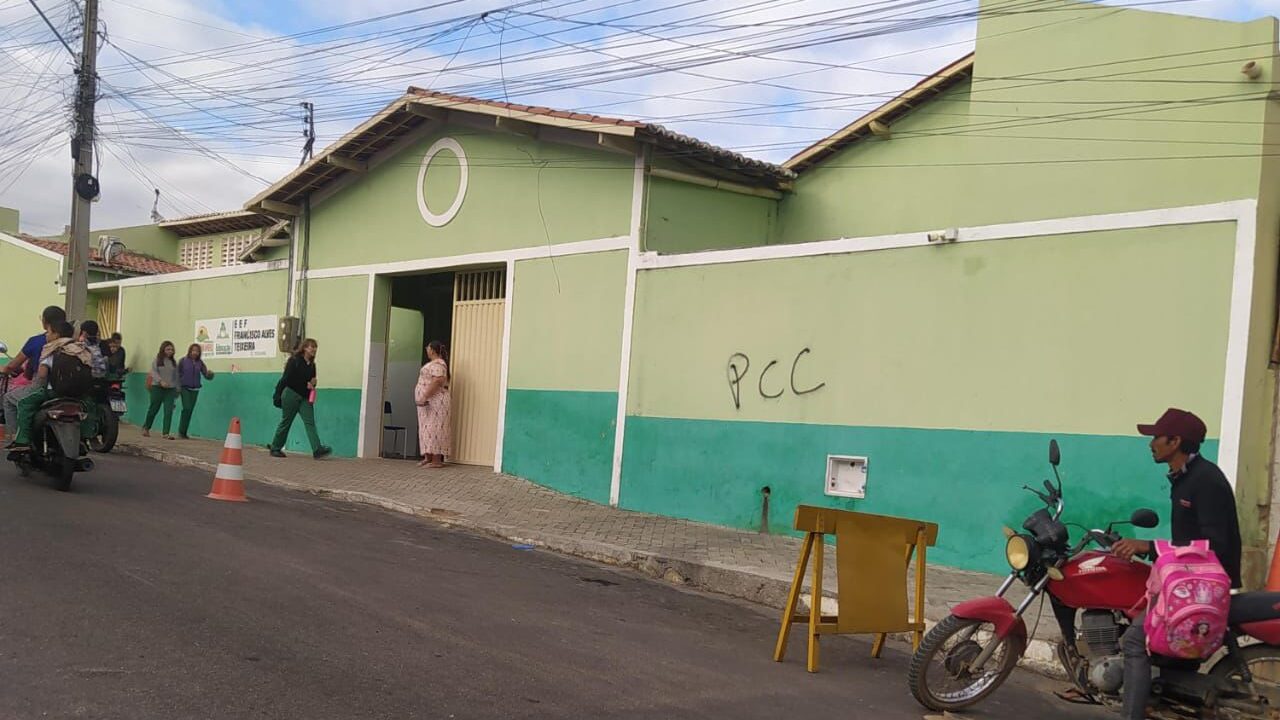 Escola em Parambu amanhece pichada com sigla da facção criminosa PCC