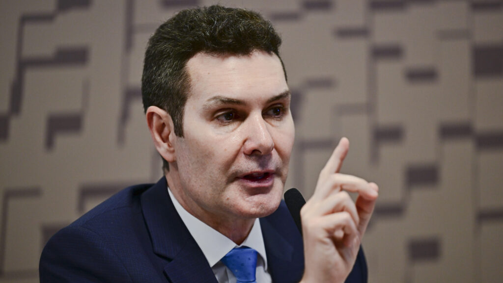 Comissão de Desenvolvimento Regional e Turismo (CDR) promove audiência pública com o ministro das Cidades para discutir políticas do Ministério, sua integração com o desenvolvimento regional e o turismo, e avaliar diretrizes, desafios e oportunidades para promover o desenvolvimento urbano sustentável no país. 

Mesa: 
ministro de Estado das Cidades, Jader Barbalho Filho, em pronunciamento.

(Foto: Saulo Cruz/Agência Senado)