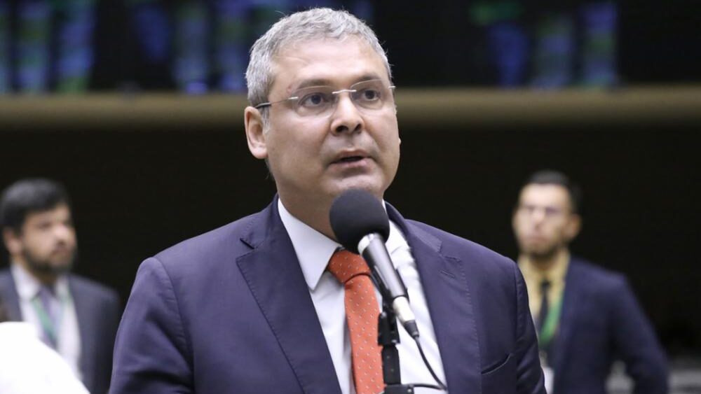Lindbergh Farias cobra Itamaraty sobre situação de Luizianne Lins