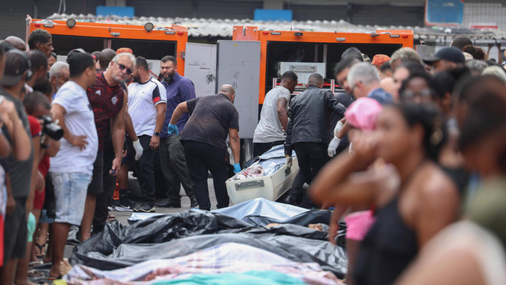 Rio de Janeiro (RJ), 28/10/2025 - Dezenas de corpos são trazidos por moradores para a Praça São Lucas, na Penha, zona norte do Rio de Janeiro. 
(Foto: Tomaz Silva /Agência Brasil)