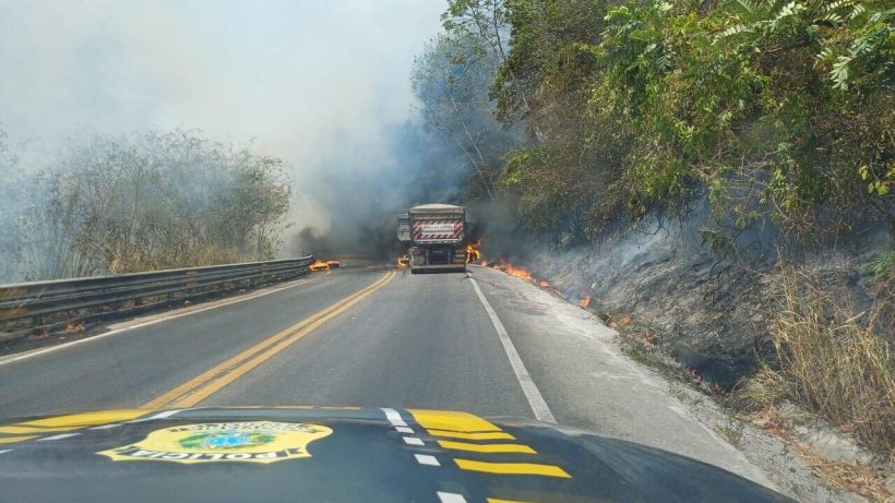 Colisão entre caminhões deixa uma pessoa morta e interdita BR-222 em Tianguá