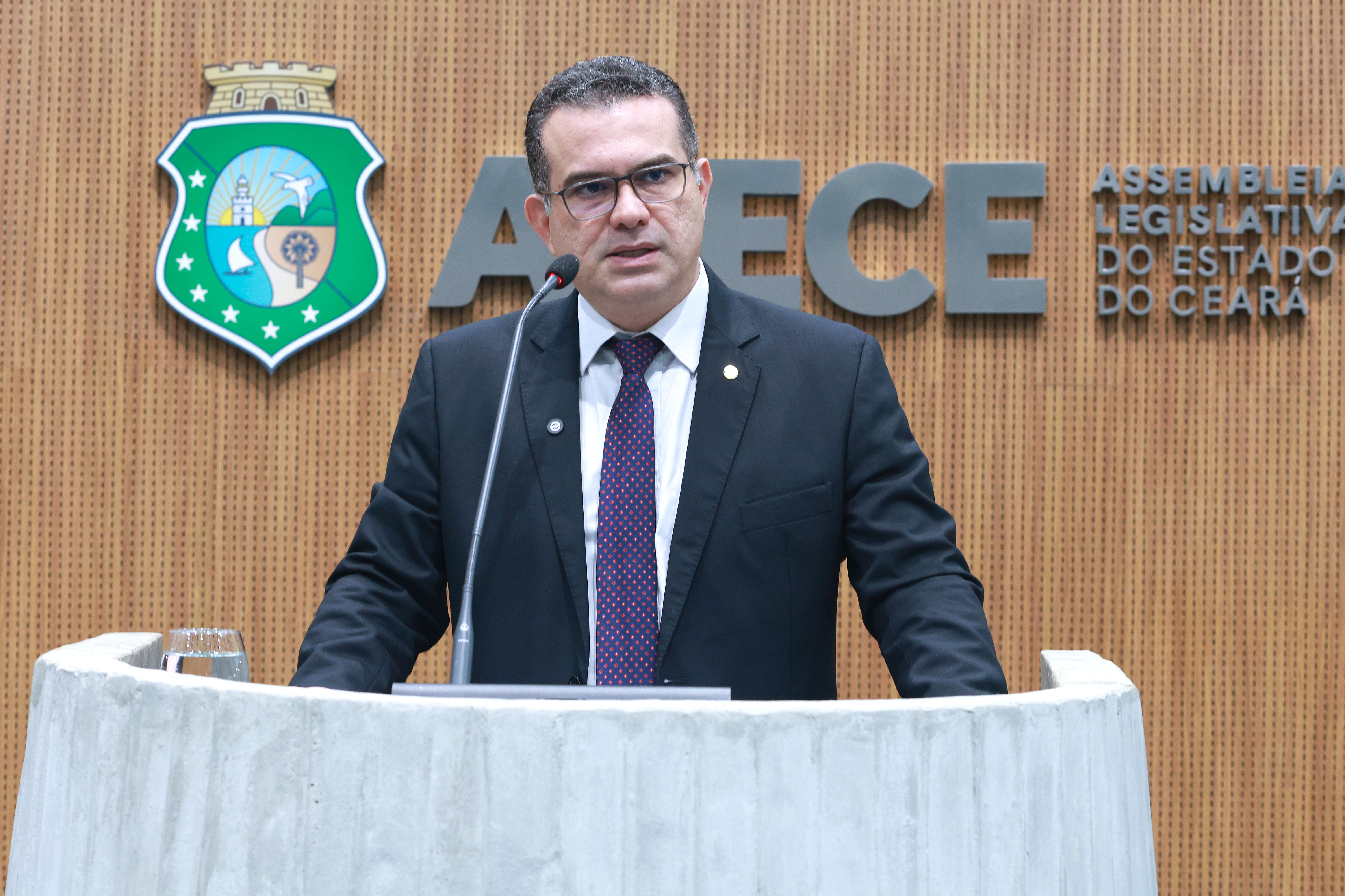 PCCE abre inquérito para apurar ameaças e tentativa de extorsão contra o deputado Simão Pedro