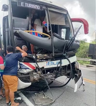 Ônibus com torcedores do Fortaleza colide com carreta na Bahia